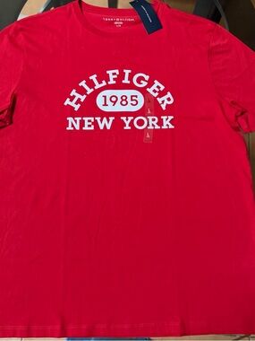 Tommy Hilfiger Red Graphic '1985 New York' Tee.Size L.